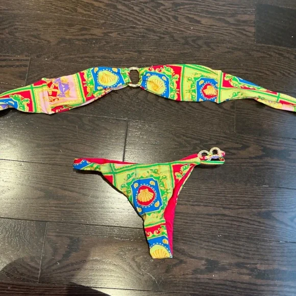 Bikini - Picture 2 of 2